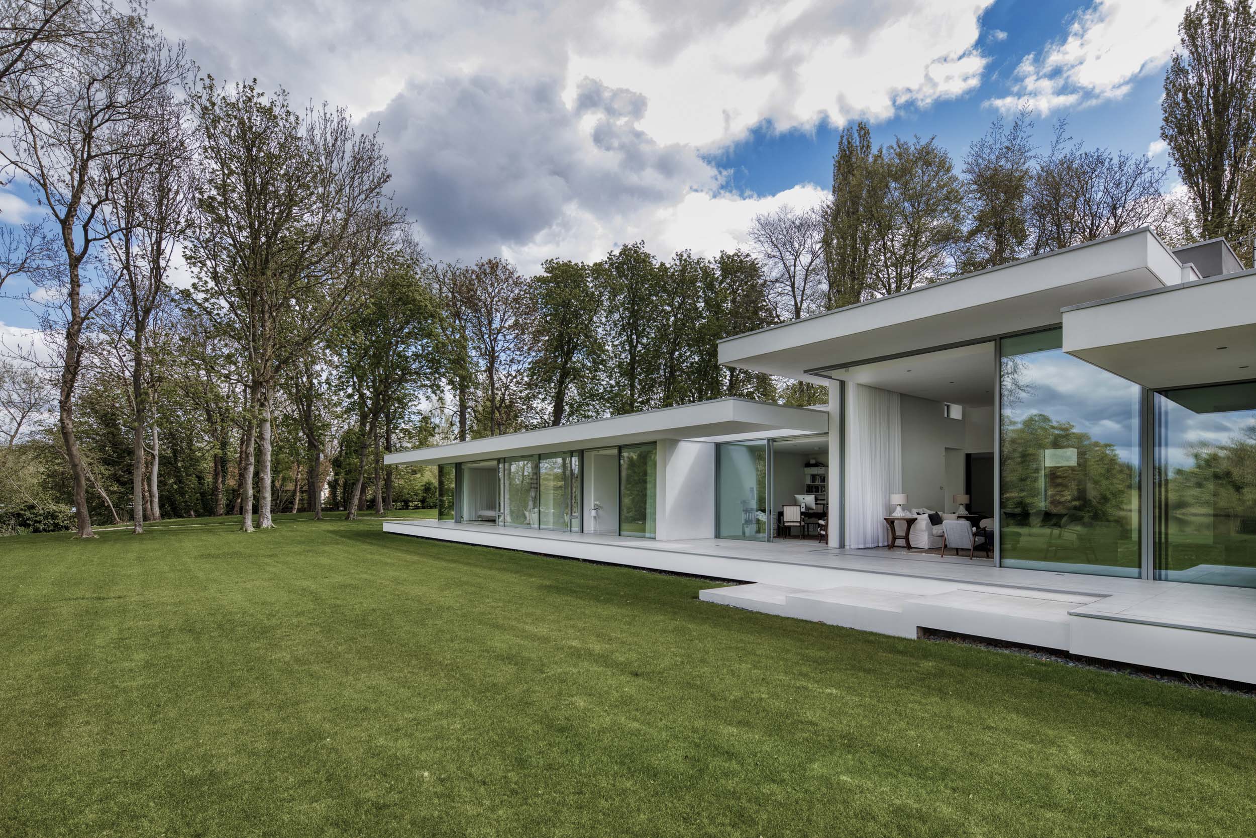 Contemporary pavilion riverside home new build